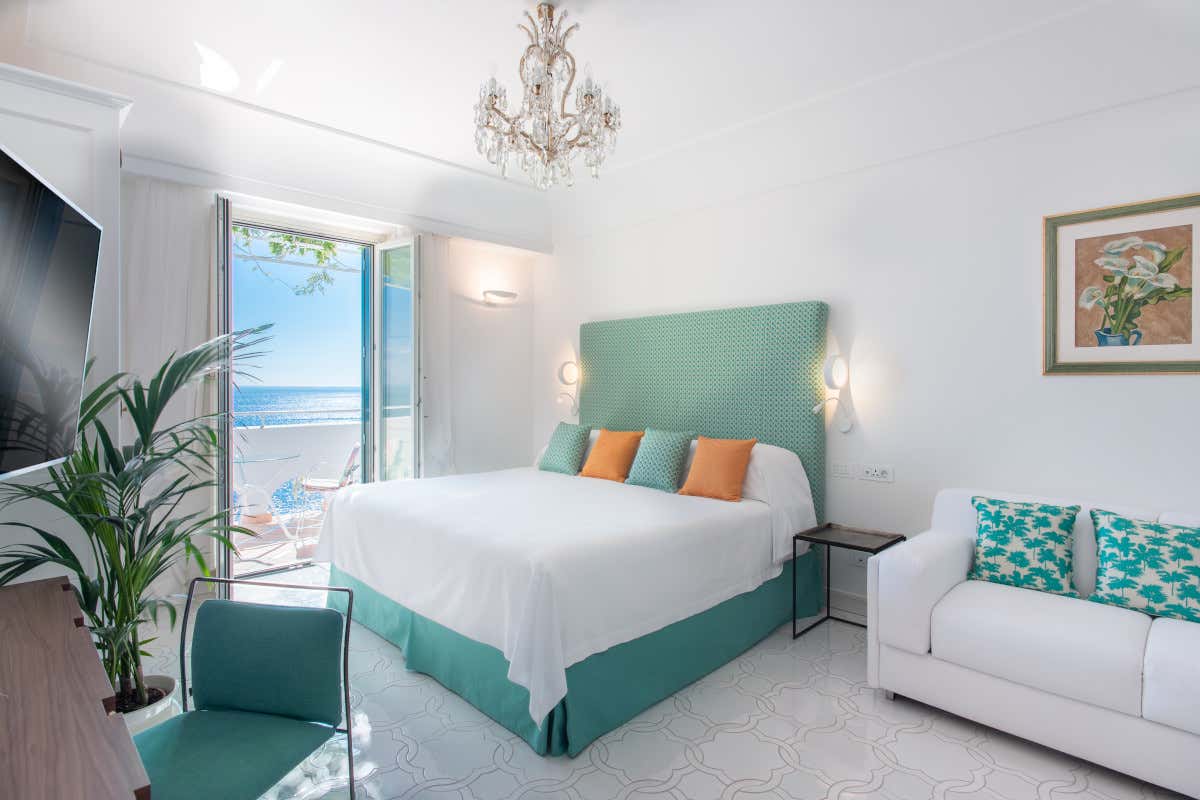 Costeira Amalfitana, interno di una delle stanze delle Ville della Marchesa Primavera da brivido in Costiera Amalfitana con il Volo dell'angelo