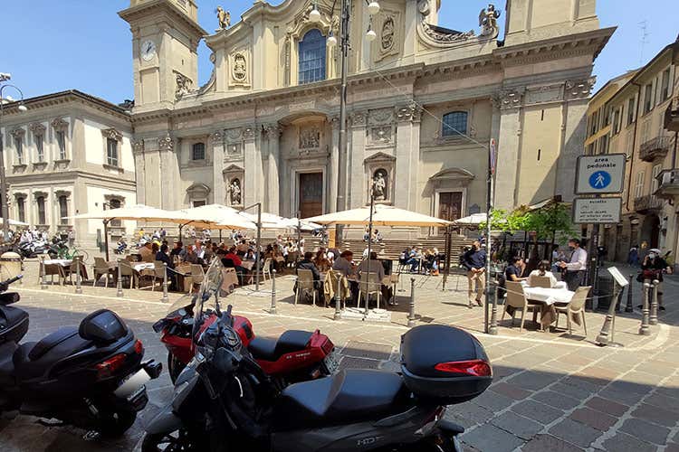 Dehors e motorini sotto accusa Milano, movida ancora sotto accusa Ristoranti e turismo ne risentono