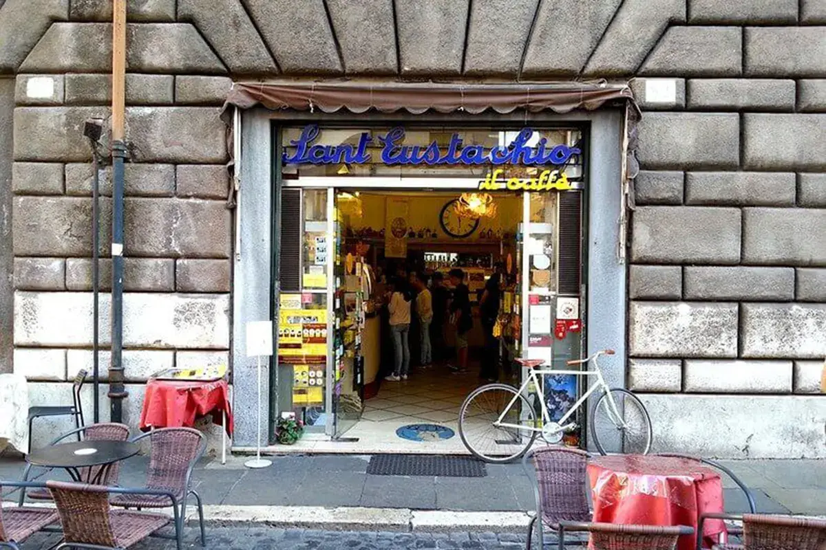 Sant'Eustachio, a Roma Pioggia e tavolini sui marciapiedi I bar ripartono, ma che fatica!