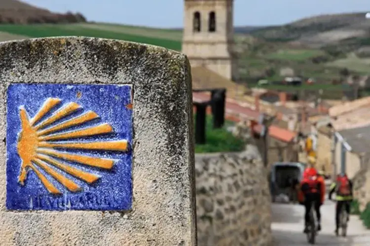 Una tappa del Cammino di Santiago di Compostela (fonte: Famiglia Cristiana)&nbsp; In Spagna si riapre il cammino per Santiago di Compostela