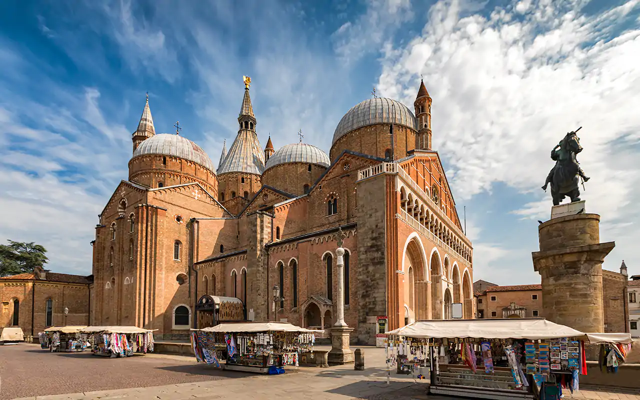 La Basilica di Sant'Antonio a Padova Padova si trasforma in museo grazie ai murales di Super Walls