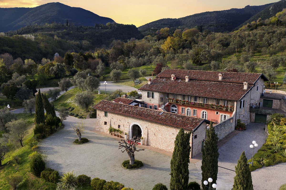 Un’antica cascina dall’elegante fascino seicentesco Ponte culinario tra Occidente e Oriente all’Antica Cascina San Zago di Salò Un’antica cascina dall’elegante fascino seicentesco Ponte culinario tra Occidente e Oriente all’Antica Cascina San Zago di Salò