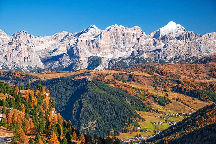 Lo scenario variopinto delle Dolomiti in autunno (Il sapore d’autunno dell’Alta Badia Due settimane con la cucina locale) Lo scenario variopinto delle Dolomiti in autunno (Il sapore d’autunno dell’Alta Badia Due settimane con la cucina locale)