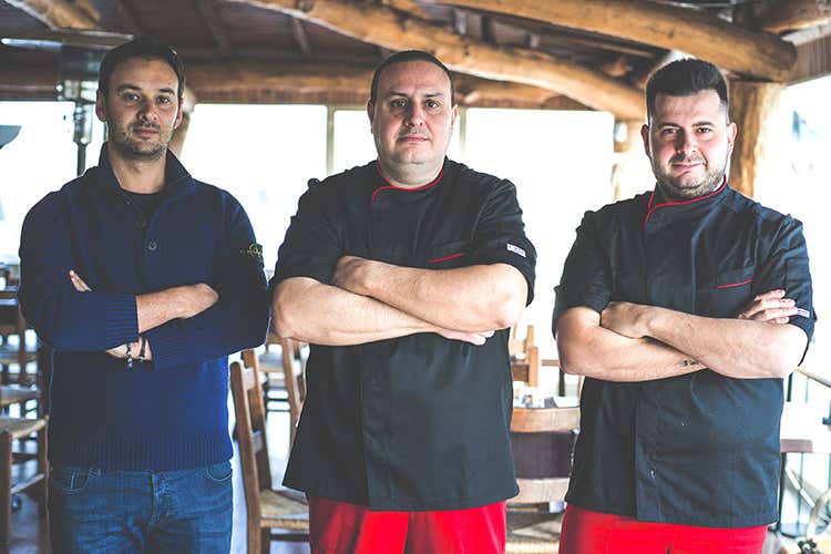 Nicolò Pettenati, Giuseppe Caputo, Simone Posteraro (Sapori, colori e contrasti nel piatto La cucina di Simone Posteraro) Nicolò Pettenati, Giuseppe Caputo, Simone Posteraro (Sapori, colori e contrasti nel piatto La cucina di Simone Posteraro)