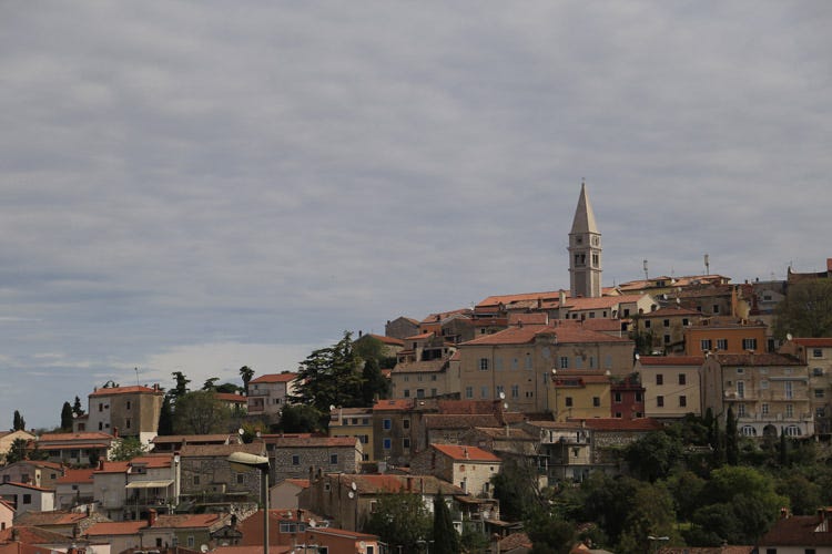 Un'immagine panoramica di Orsera (I sapori tipici mediterranei a passeggio nelle città istriane)