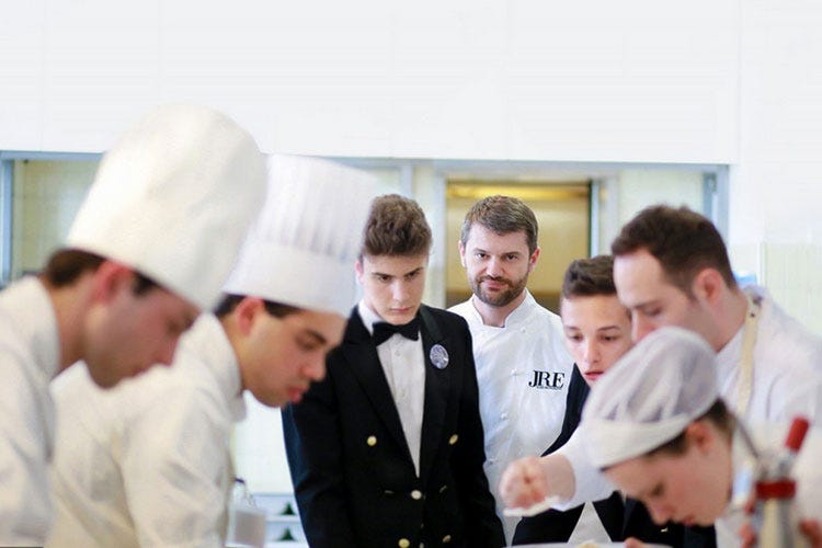 Giovani cuochi al lavoro sotto l'occhio attento di Enrico Bartolini - La ristorazione sia più attrattiva Così torneranno i clienti stranieri
