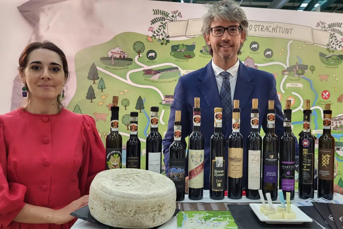 Sara Invernizzi (Consorzio Strachitunt) e Federico Bovarini (Consorzio Moscato di Scanzo) Moscato di Scanzo e Strach&iacute;tunt, matrimonio del gusto tra eccellenze bergamasche