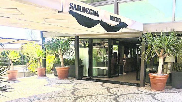 Sardegna, allarme turismo Drappo nero esposto negli alberghi