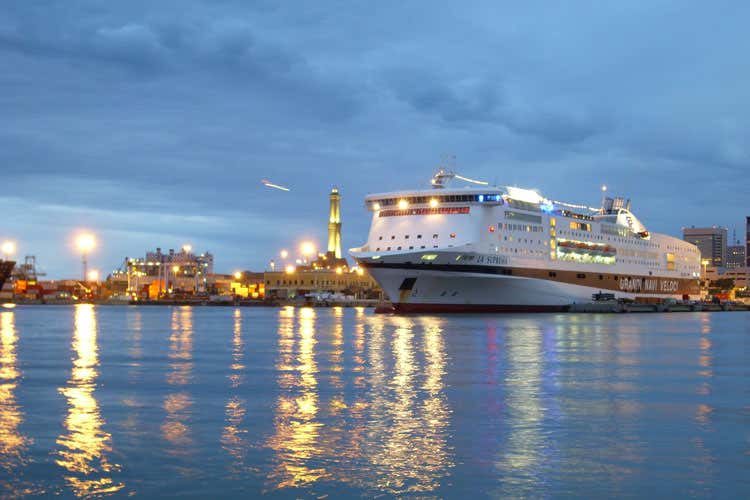 Un traghetto in partenza per la Sardegna - Virus, la Sardegna si... isolaMa continuano gli sbarchi dal nord