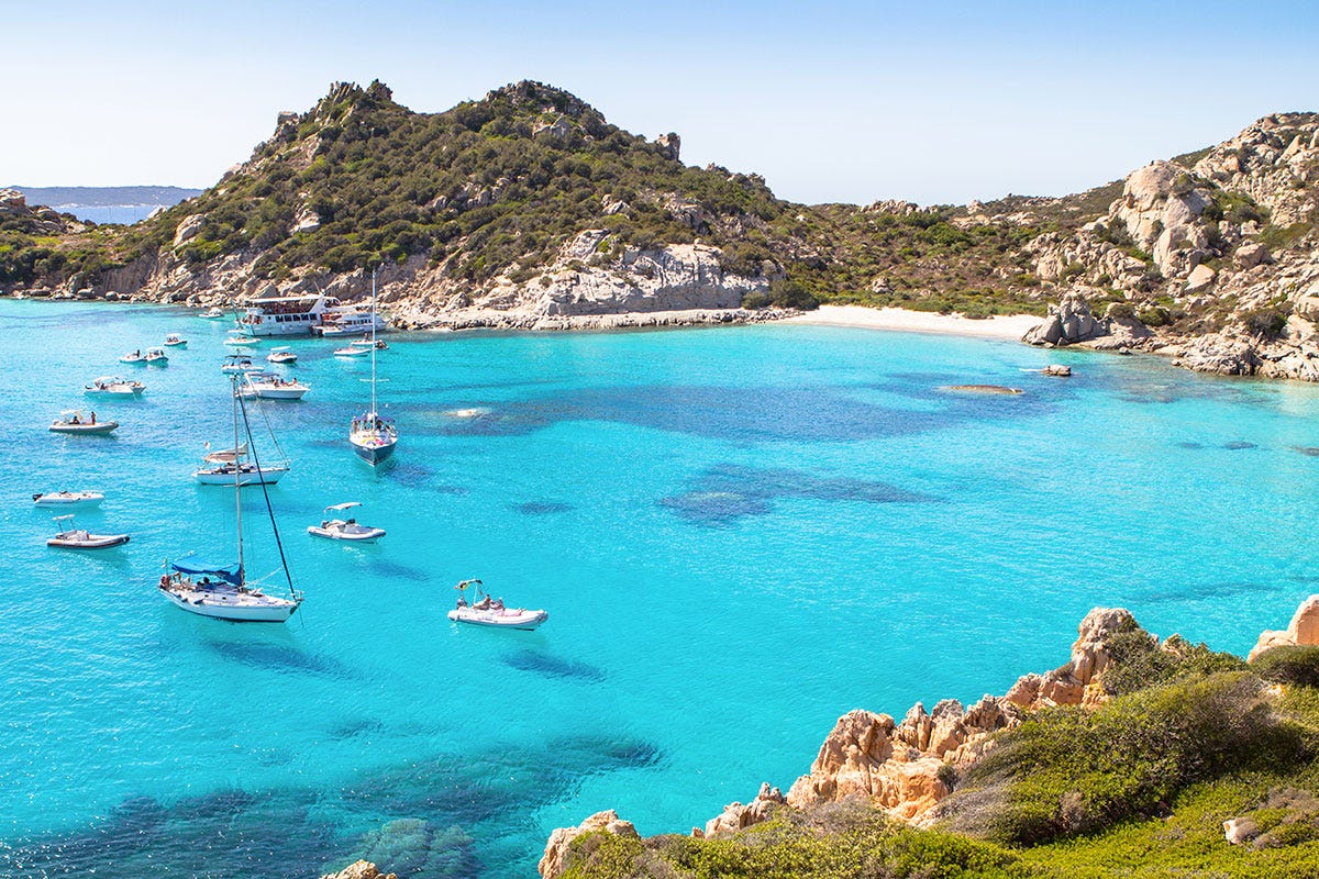 La spiaggia di Cala Corsara in Sardegna Zona bianca? Al turismo non basta Prenotazioni al palo per Pasqua