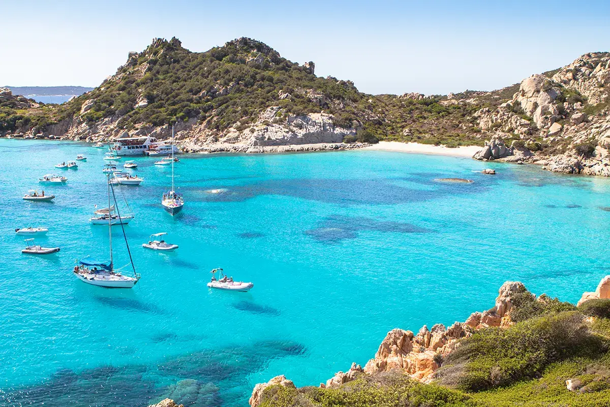 Una delle spiagge della Sardegna&nbsp; La guerra in Ucraina tiene lontani i russi dalla Sardegna: a rischio 80 milioni di fatturato