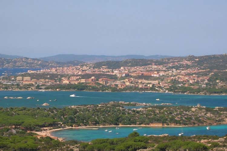 Santo Stefano, teatro di uno dei focolai sardi - Via dalla Sardegna senza tamponi E De Luca: Chiudiamo la Campania