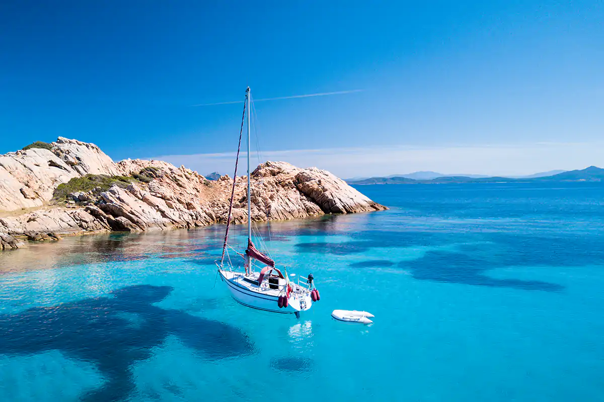 Fino al 28 maggio, per entrare in Sardegna si deve dare prova del proprio stato di salute con certificato vaccinale, test o autoisolamento La Sardegna vede la zona bianca E tornano i test all'arrivo sull'isola