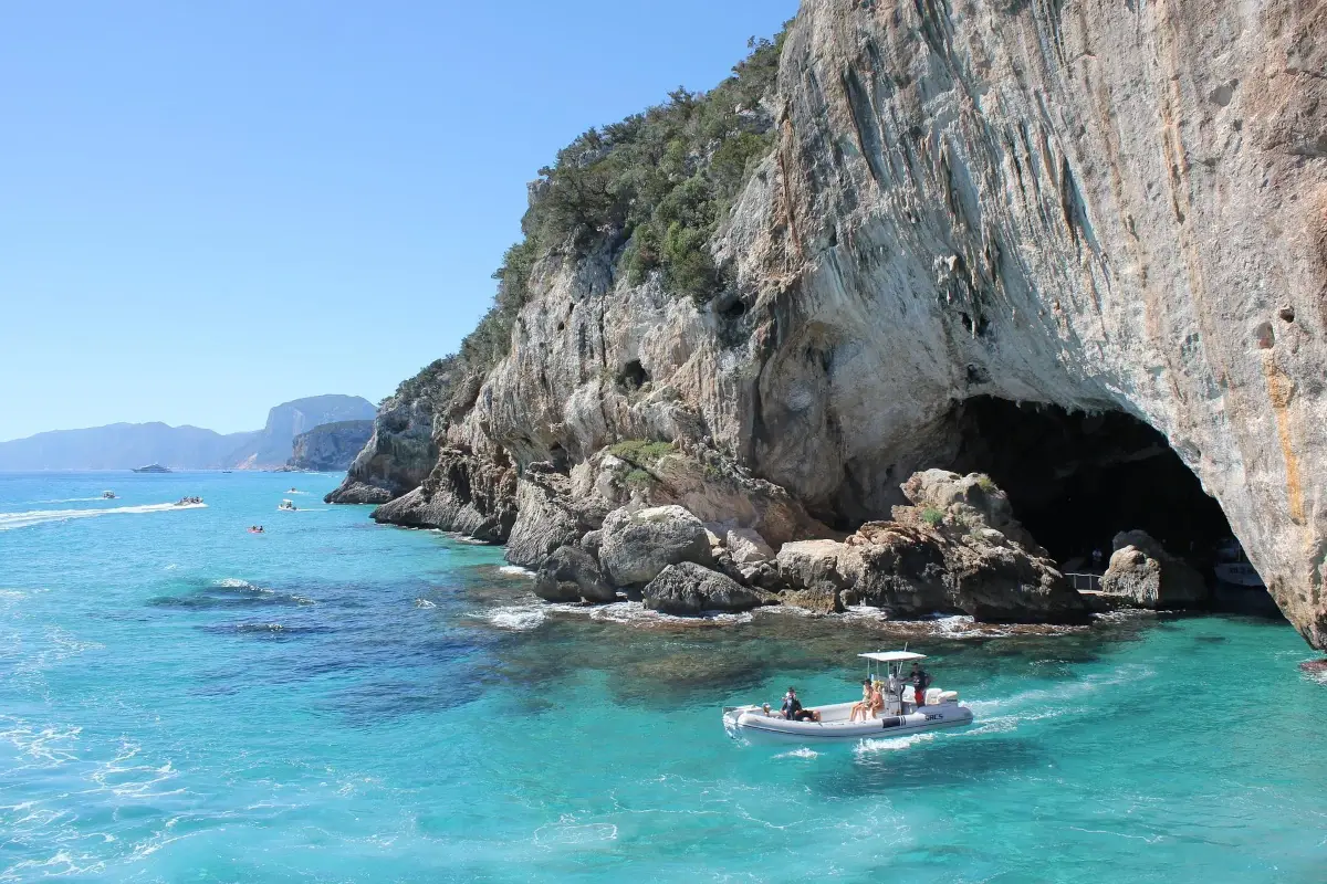 L'inconfondibile mare della Sardegna In barca l'estate non ha fine. Luoghi magici da scoprire a settembre