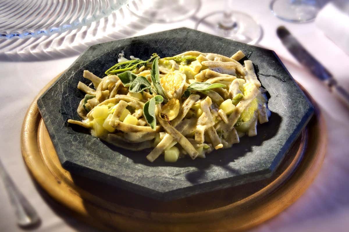 Dadolata, Bitto e serpentino: il piatto che racconta la Valtellina meglio di mille guide Dadolata, Bitto e serpentino: il piatto che racconta la Valtellina meglio di mille guide