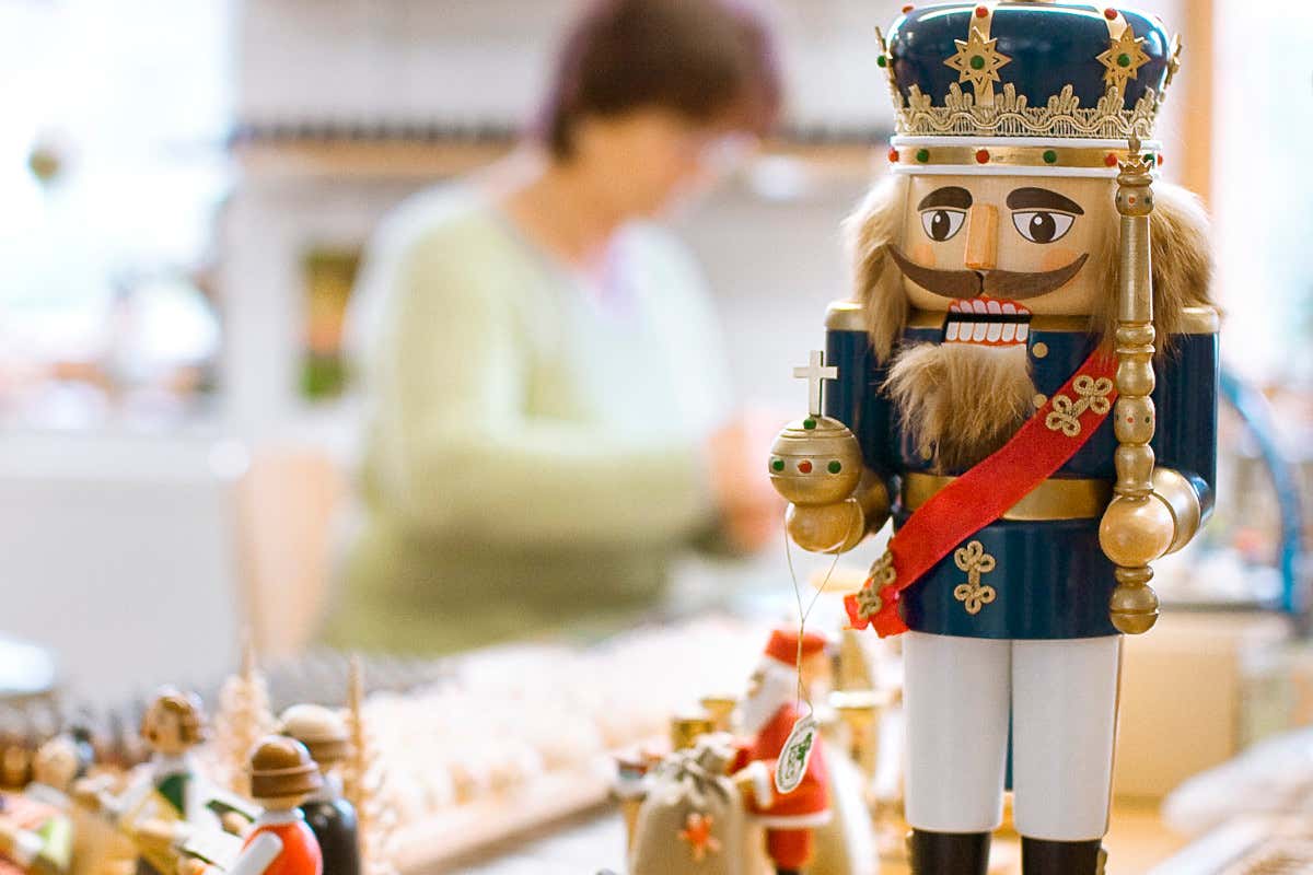 Soldatini di legno tipici dell'artigianato locale sassone Viaggio in Sassonia per scoprire la magica atmosfera del Natale