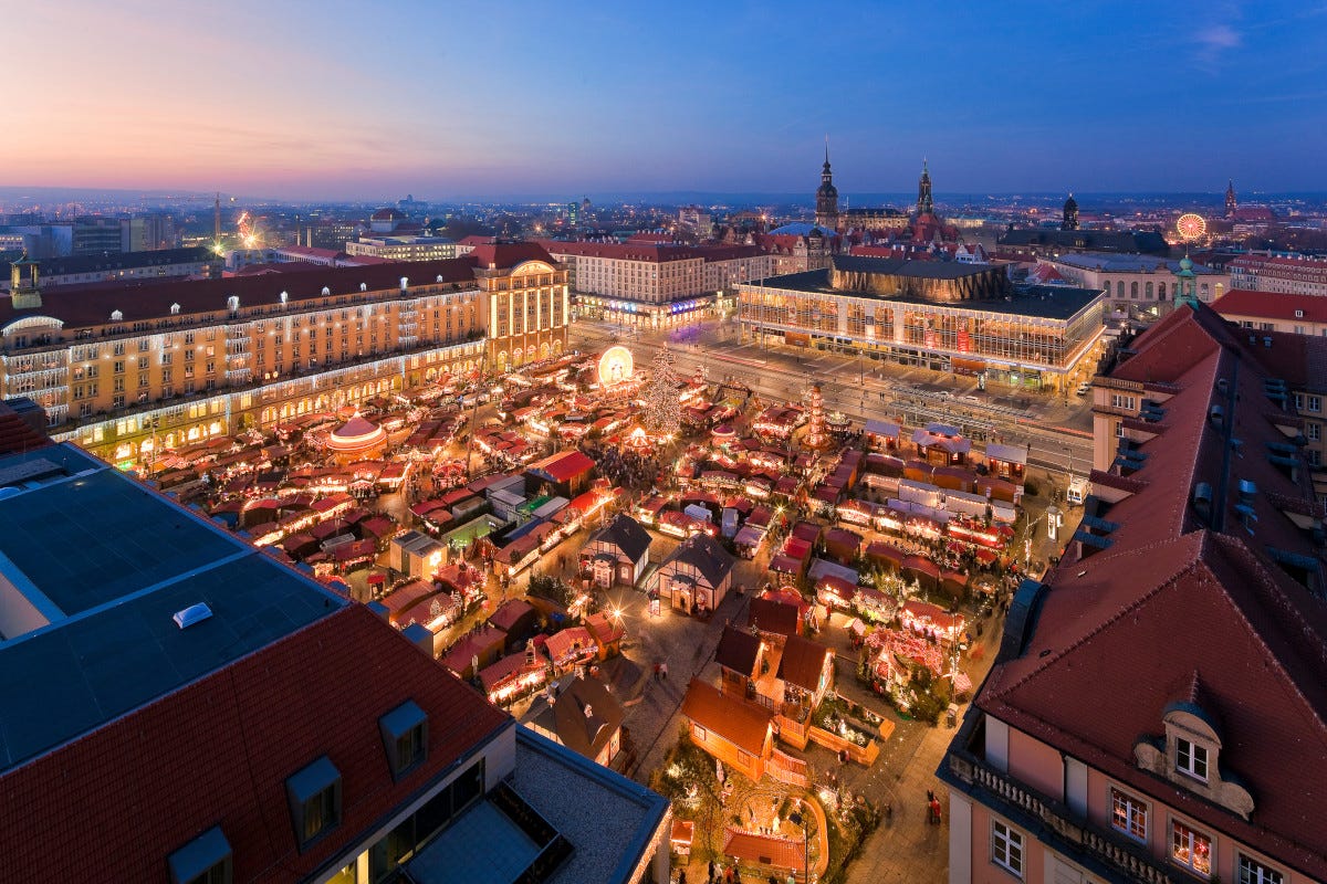 Veduta notturna di Dresda Viaggio in Sassonia per scoprire la magica atmosfera del Natale