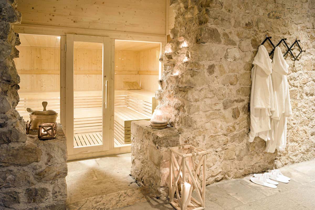 Ad accogliere ospiti e visitatori, la suggestiva Spa, dotata di piscina, saune ricavate dalla roccia, idromassaggio e bagno turco 