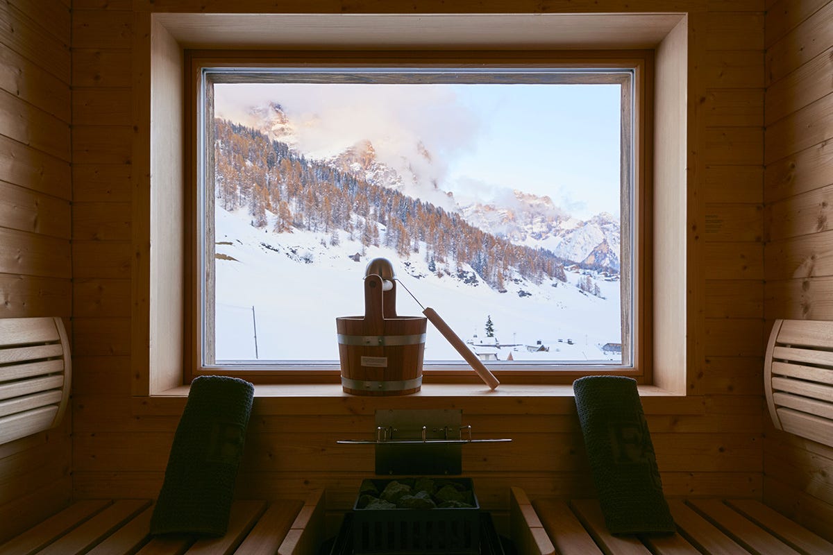 Sauna con vista panoramica Vacanza da chalet al Dolomiti Wellness Hotel Fanes