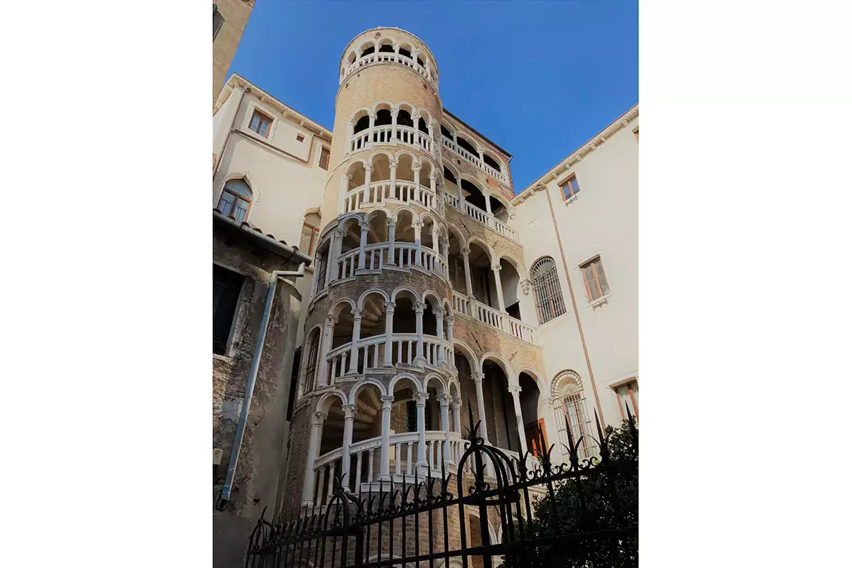 L'originale scala esterna di Palazzo Contarini del Bovolo A Venezia un gioiello d&rsquo;arte nascosto