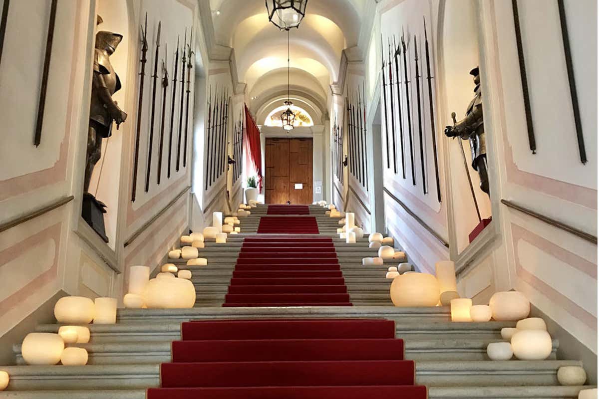 Lo scalone dell'Hotel 4 stelle Castelbrando con eleganti camere e suite 