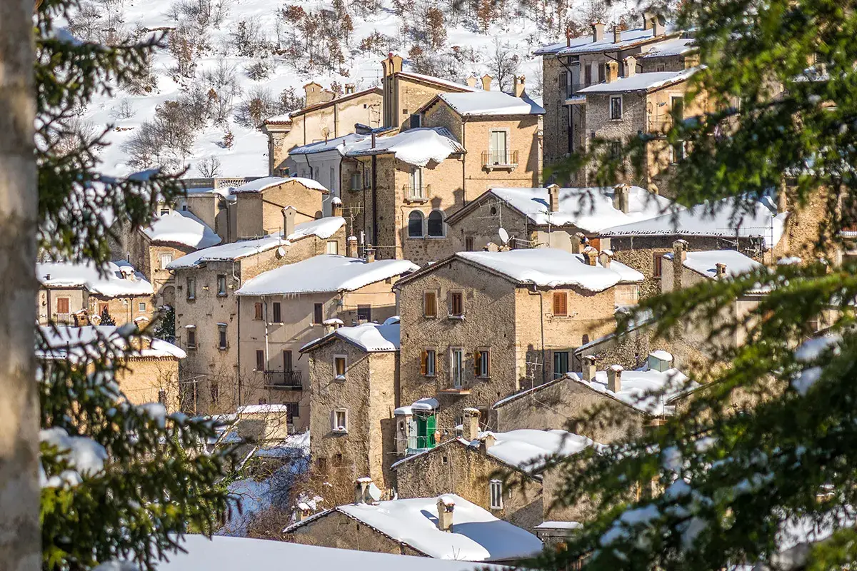 Scanno sotto la neve L&rsquo;Abruzzo pi&ugrave; wild tra montagne, mare e prodotti tipici