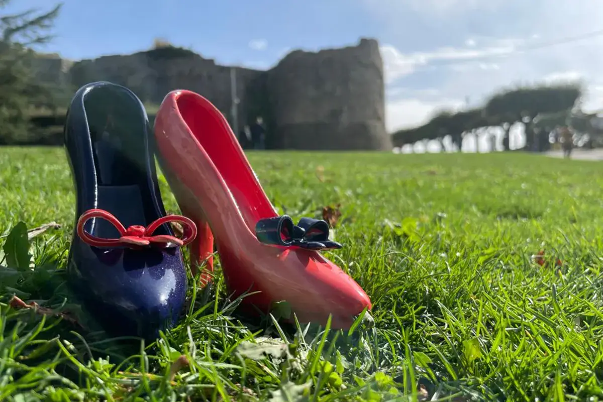 Scarpette rosse e blu Dalla ceramica, un grido d'aiuto per le donne d'Afghanistan