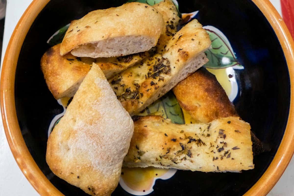 Al Mediterraneo i clienti vengono accolti da un cestino di pane e focacce fatti in casa
