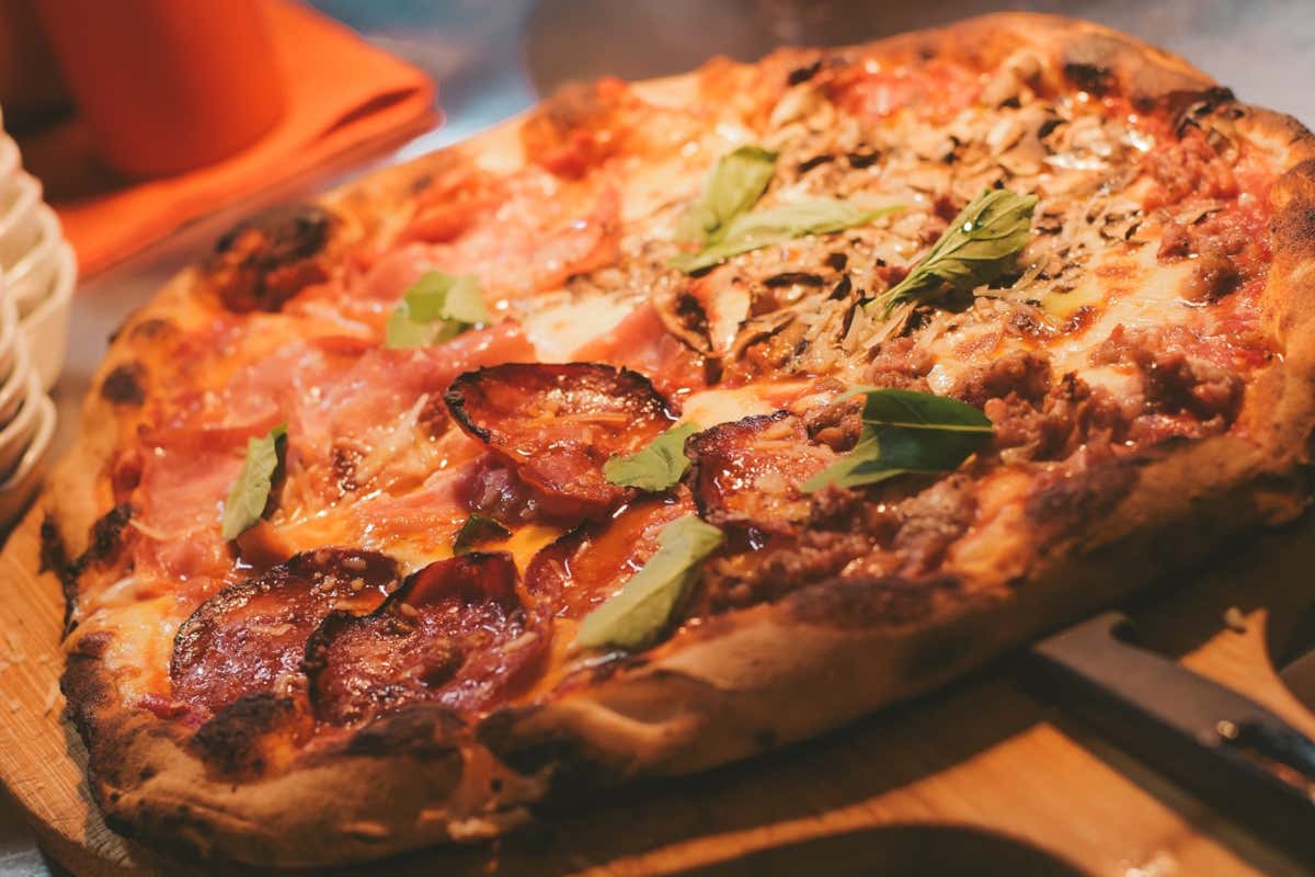 Fragranti pizze nel forno a legna del Mediterraneo