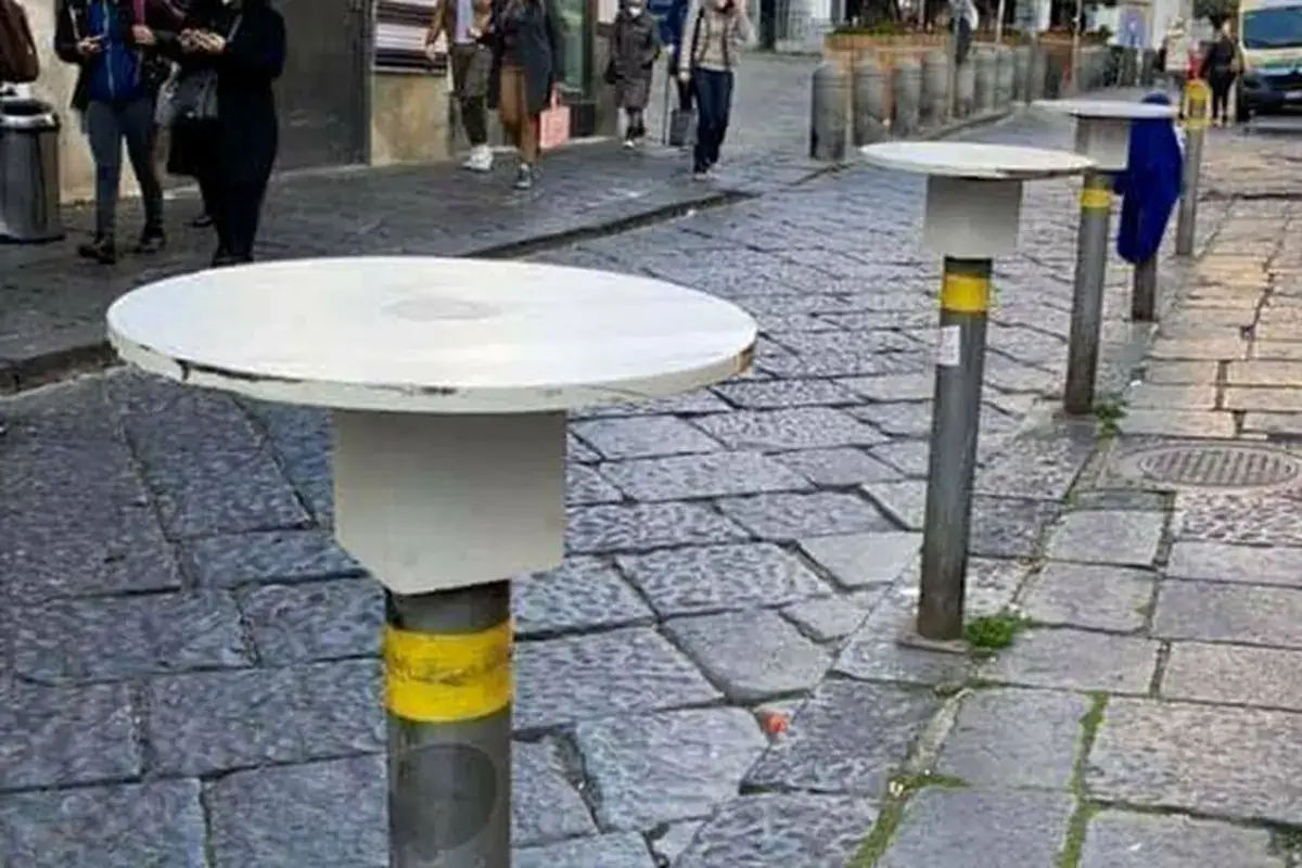 I tavolini dello Scaturchio Pioggia e tavolini sui marciapiedi I bar ripartono, ma che fatica!