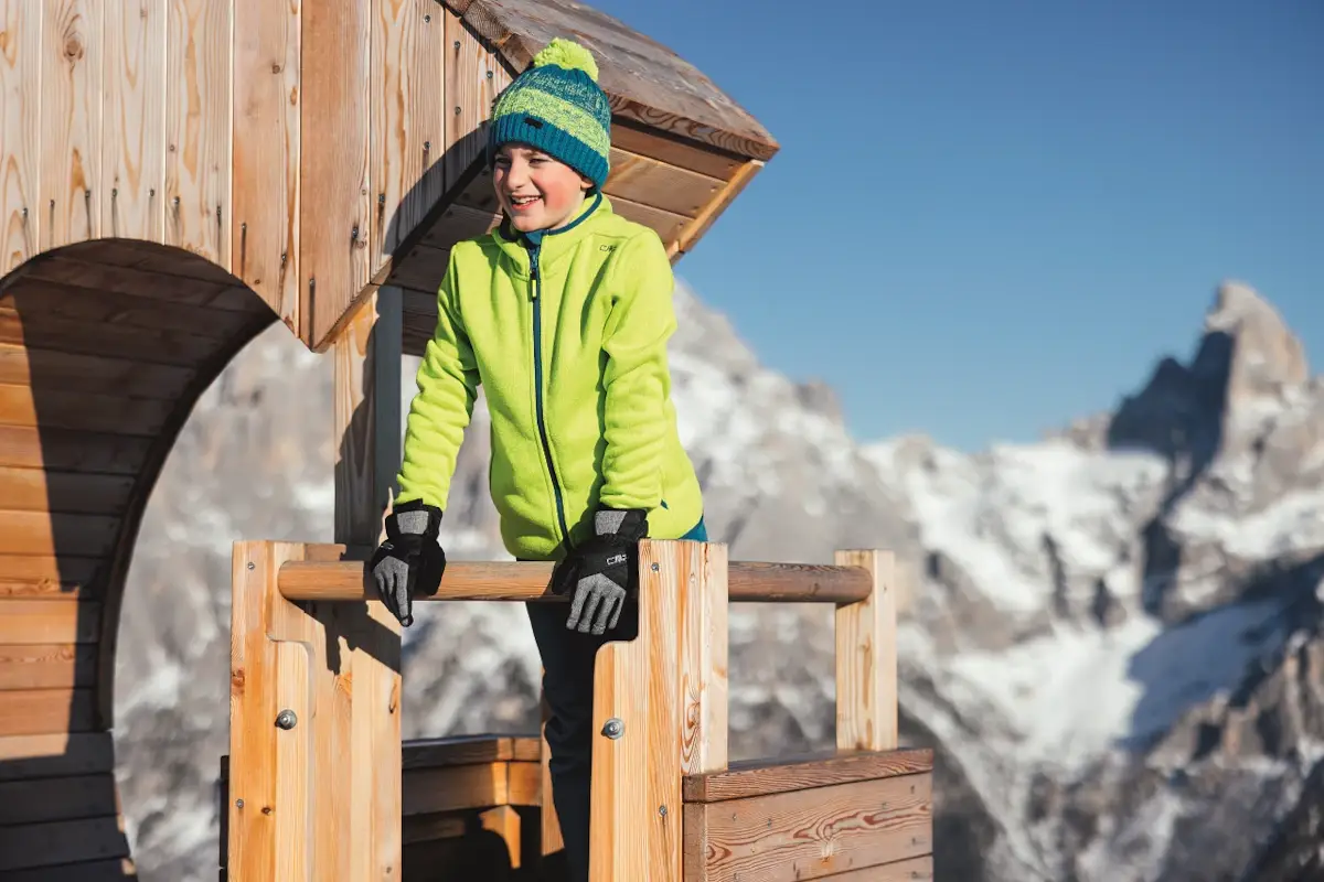 Bambini sulla neve con la Pale di San Martino sullo sfondo San Martino di Castrozza, al via lo sci con tante novit&agrave; per tutti