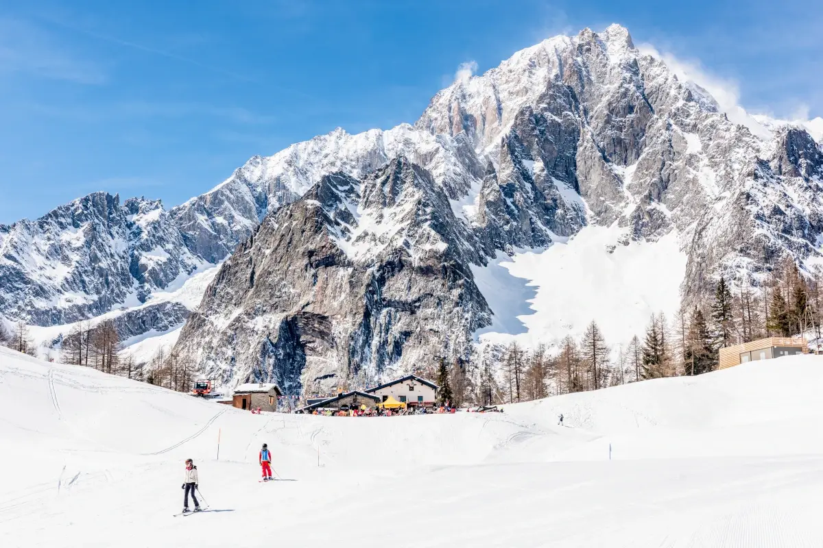 Sciare a Courmayeur Sci, gusto e divertimento: Courmayeur &egrave; pronta per l'inverno