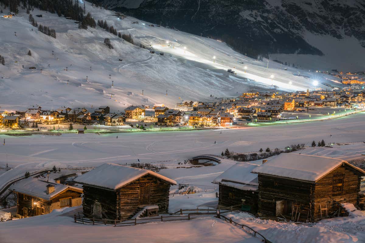 Livigno in notturna Turismo invernale: ecco le località montane più amate e popolari Livigno in notturna Turismo invernale: ecco le località montane più amate e popolari