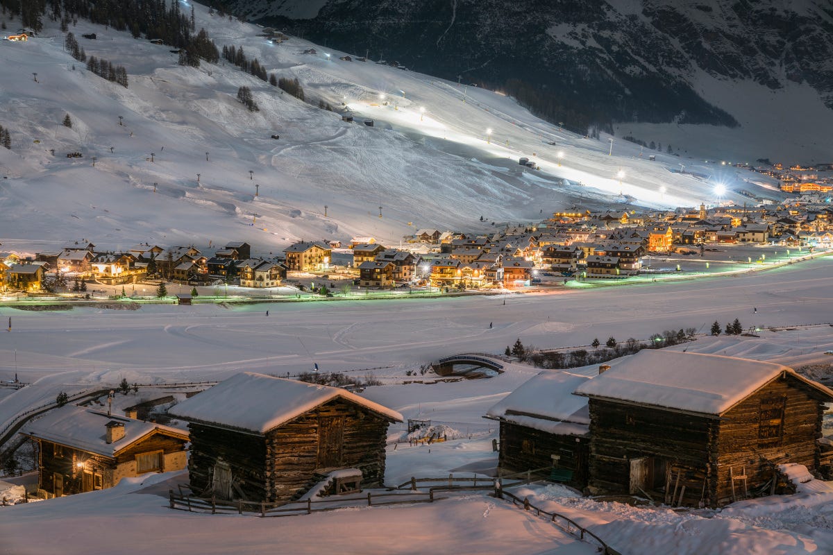 Livigno in notturna Turismo invernale: ecco le località montane più amate e popolari