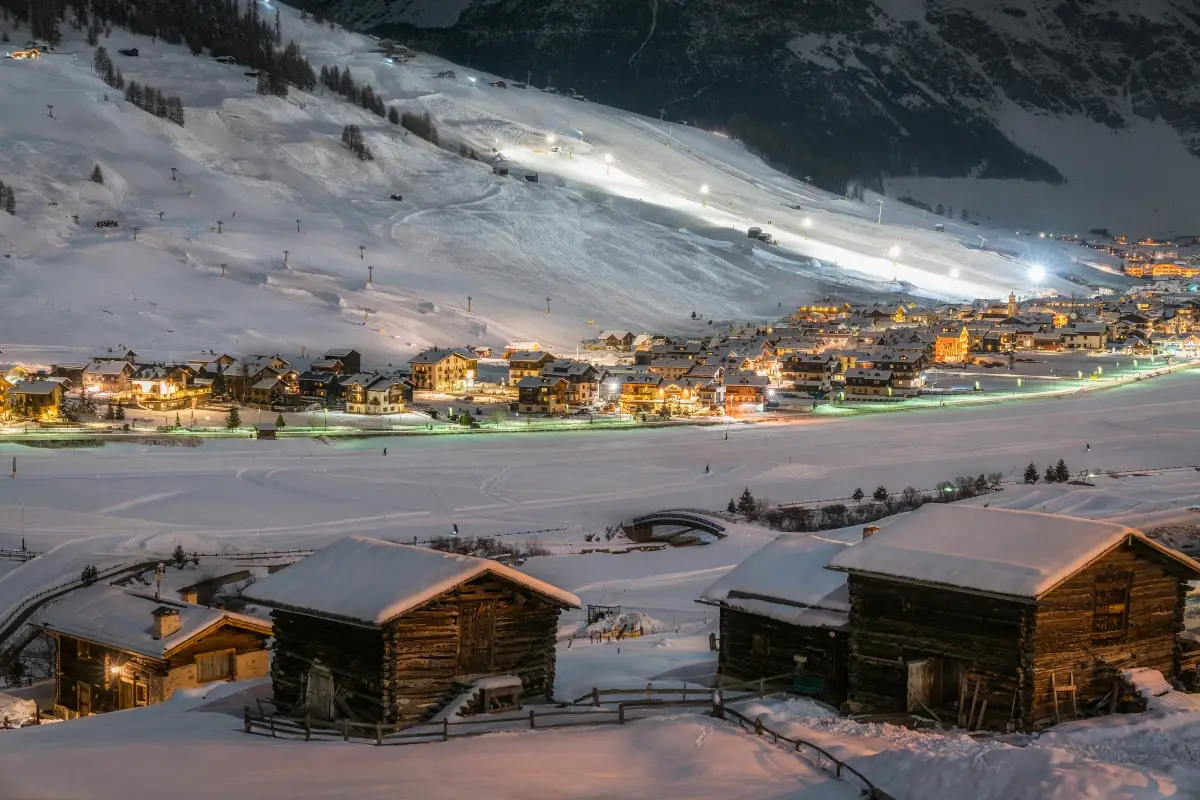 Livigno in notturna Turismo invernale: ecco le localit&agrave; montane pi&ugrave; amate e popolari