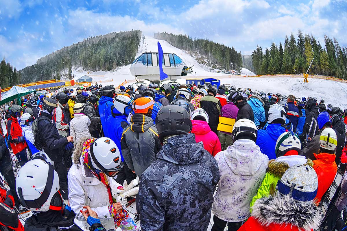 Obiettivo, evitare le code Norme anti-Covid sulle piste da sci, manca ancora chiarezza, ma intanto si apre (con novità) Obiettivo, evitare le code Norme anti-Covid sulle piste da sci, manca ancora chiarezza, ma intanto si apre (con novità)