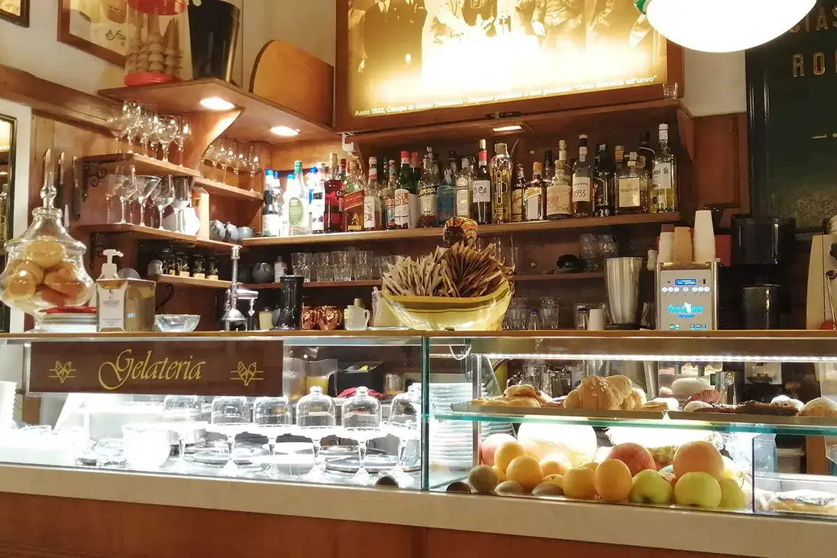 Il bancone dello Sciascia caff&egrave; 1919 Super green pass, nessun problema in bar e ristoranti al primo giorno di controlli