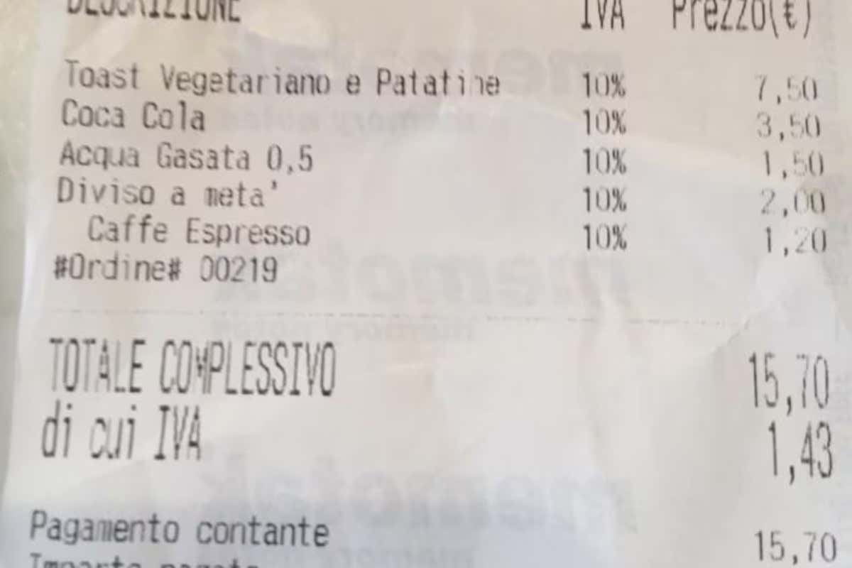 Tagliare il toast a metà costa 2 euro: il caso del bar sul lago di Como -  Italia a Tavola