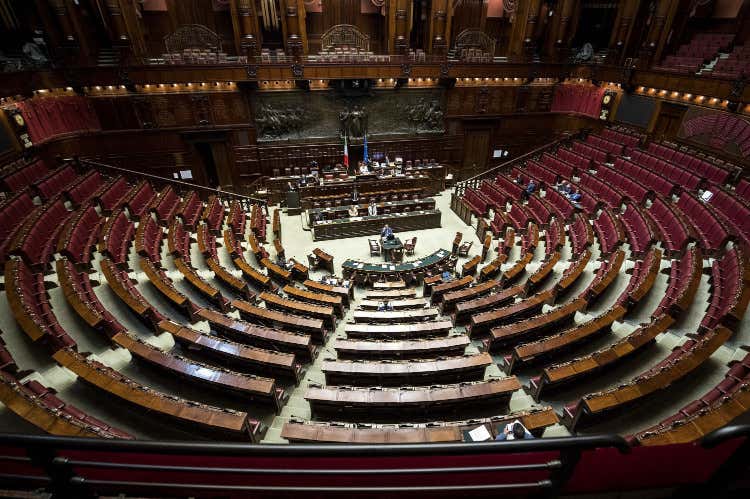 L'aula della Camera - Udite udite, tutta la politica unitasugli aiuti ad autonomi e partite Iva L'aula della Camera - Udite udite, tutta la politica unitasugli aiuti ad autonomi e partite Iva