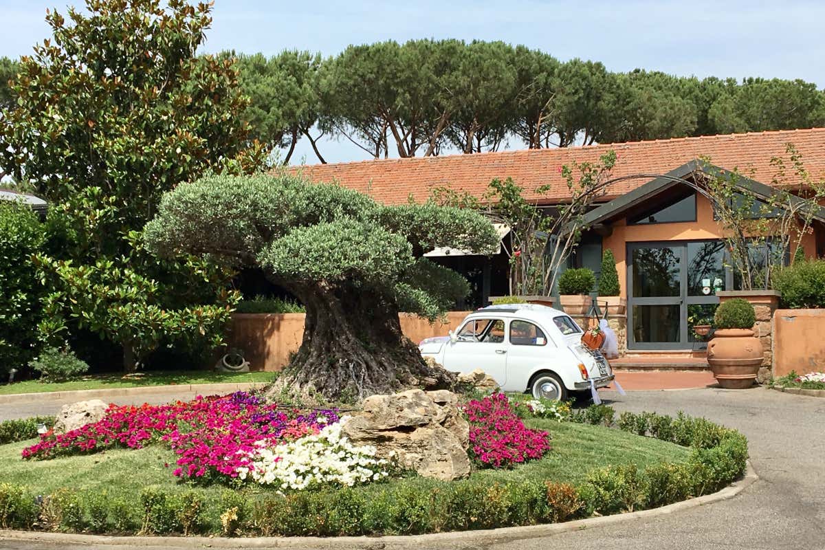 L'ingresso delle scuderie Sant'Eusebio &Egrave; finita la paura, sono tornati i matrimoni: un affare da 30 miliardi