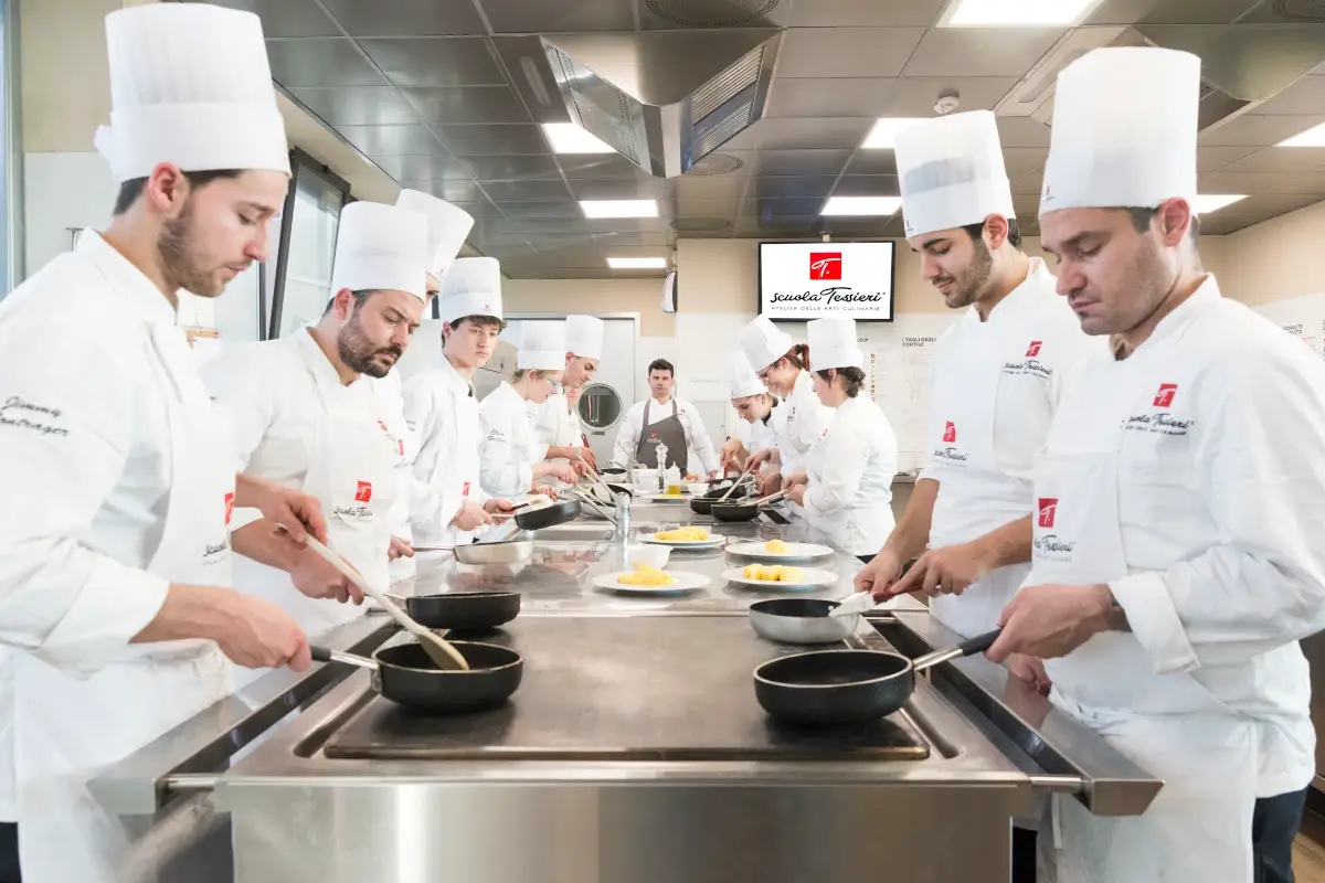 Gli allievi della scuola Alessio Tessieri all'opera I maestri cioccolatai nascono alla scuola di Alessio Tessieri