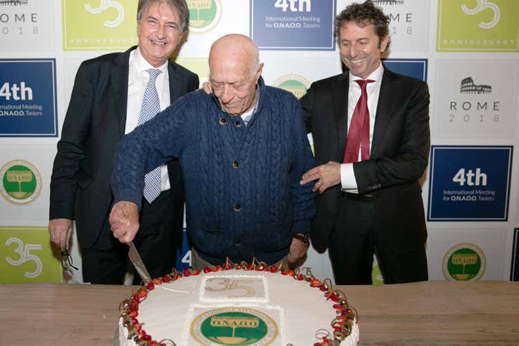 Lucio Carli, Domenico Vacca e Marcello Scoccia (La scuola di assaggiatori dell’olio d’oliva compie 35 anni) Lucio Carli, Domenico Vacca e Marcello Scoccia (La scuola di assaggiatori dell’olio d’oliva compie 35 anni)