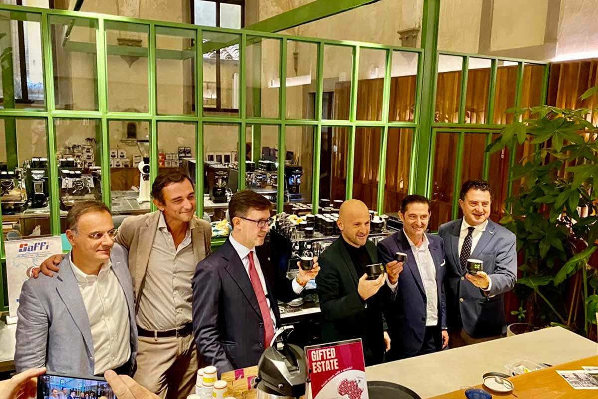 L'inaugurazione della Scuola del Caffè. Al centro, con gli occhiali, il sindaco di Firenze Dario Nardella In un ex-monastero fiorentino nasce la prima Scuola del Caffè in Europa L'inaugurazione della Scuola del Caffè. Al centro, con gli occhiali, il sindaco di Firenze Dario Nardella In un ex-monastero fiorentino nasce la prima Scuola del Caffè in Europa
