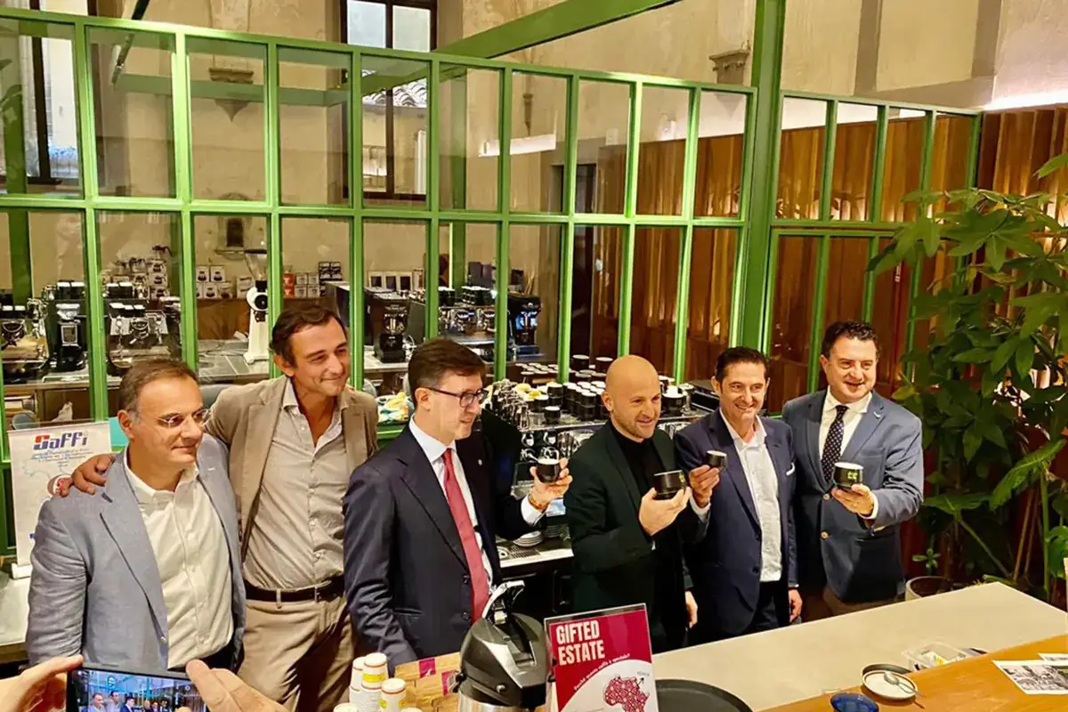 L'inaugurazione della Scuola del Caff&egrave;. Al centro, con gli occhiali, il sindaco di Firenze Dario Nardella In un ex-monastero fiorentino nasce la prima Scuola del Caff&egrave; in Europa