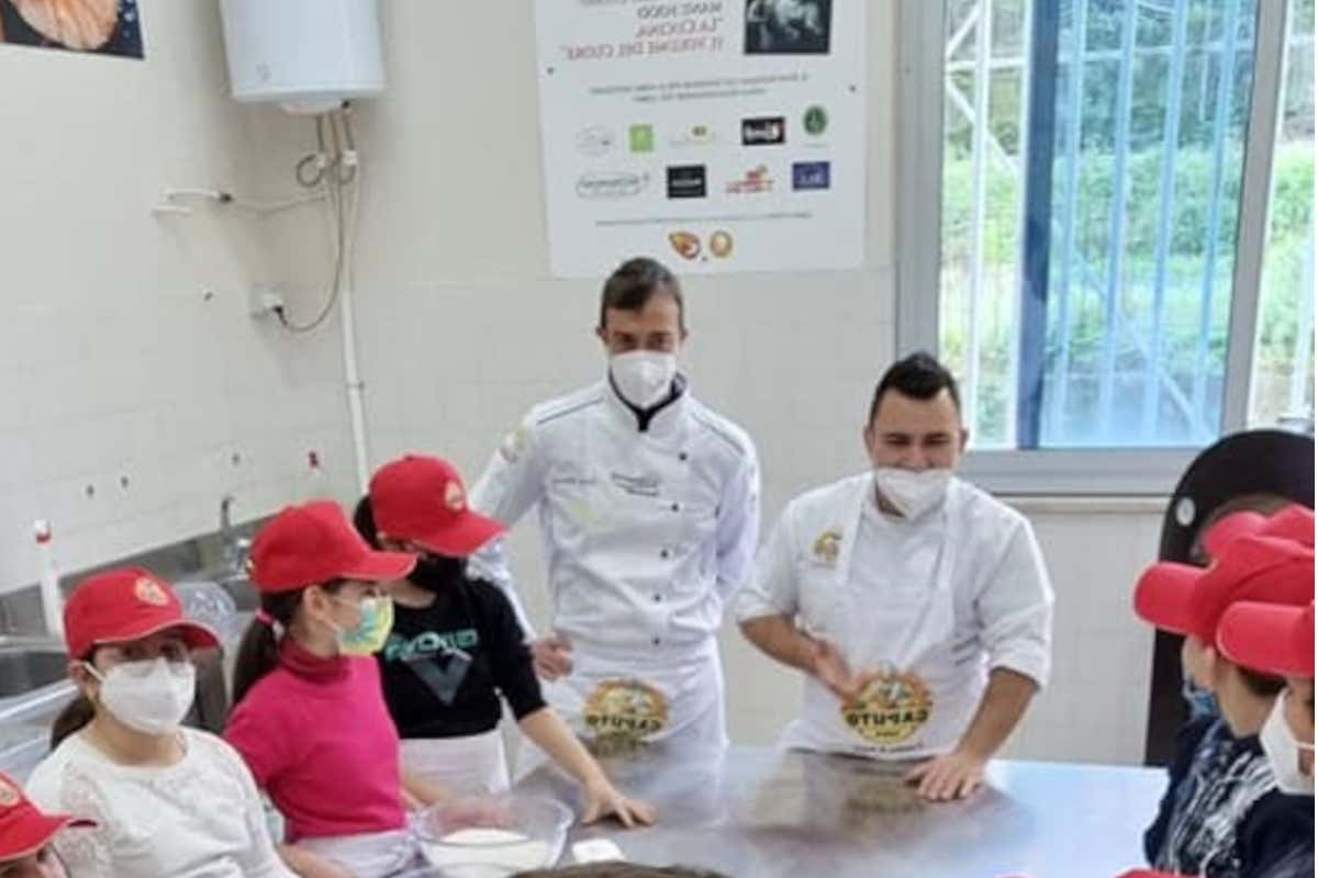 Al centro da sinistra Christian Aprile e Davide Citiello con gli alunni dell'istituto comprensivo di Castellamare Contro l'abbandono scolastico si fanno... le pizze