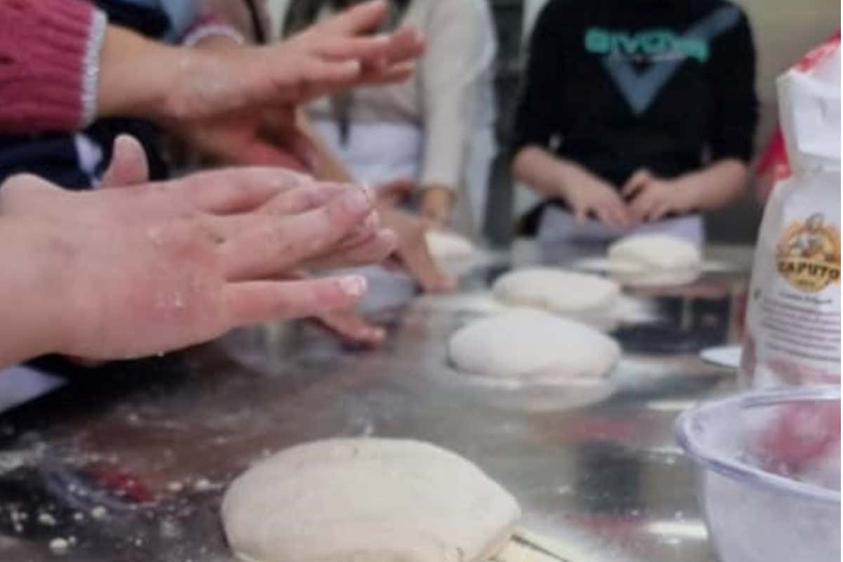 Castellammare, alunni intenti a fare la pizza con i maestri piazzaioli Contro l'abbandono scolastico si fanno... le pizze