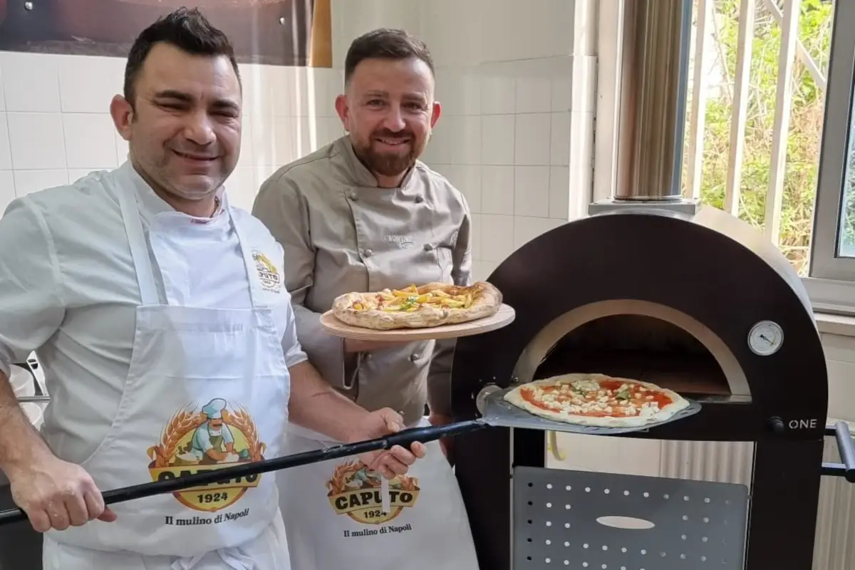 Da sinistra Davide Civitiello ed Emmanuele Cuomo, Alias Manu food Contro l'abbandono scolastico si fanno... le pizze