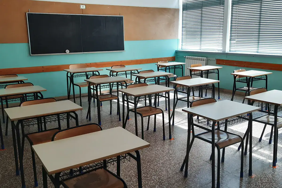 Quarantena e didattica a distanza per tutta la classe non appena si individua un contagiato Scuole, si torna a quarantena e didattica a distanza con un solo contagiato