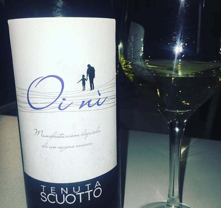 L'etichetta di Oì Nì di Tenuta Scuotto- Con Oì Nì, Tenuta Scuotto  rende il Fiano… elegante