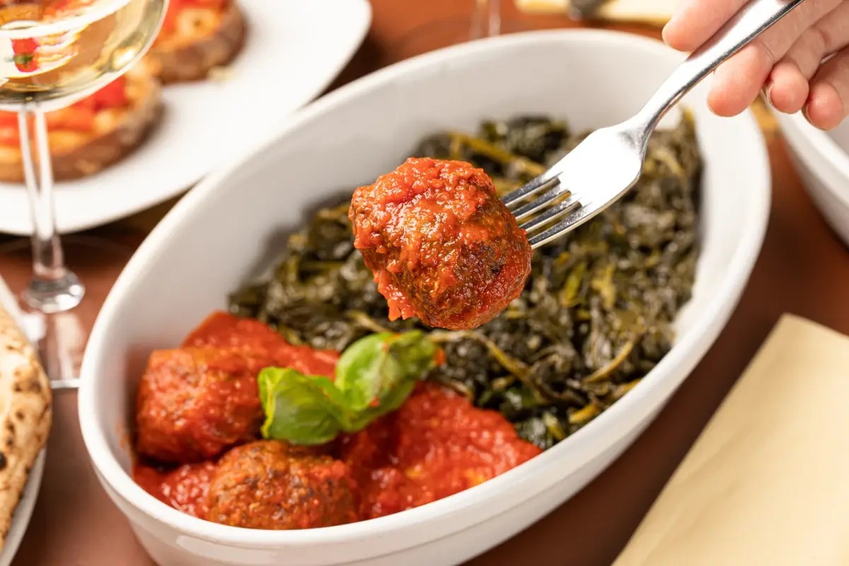 Interessante anche la scelta dei secondi con una menzione d&rsquo;obbligo per le Polpette al rag&ugrave;&nbsp; 